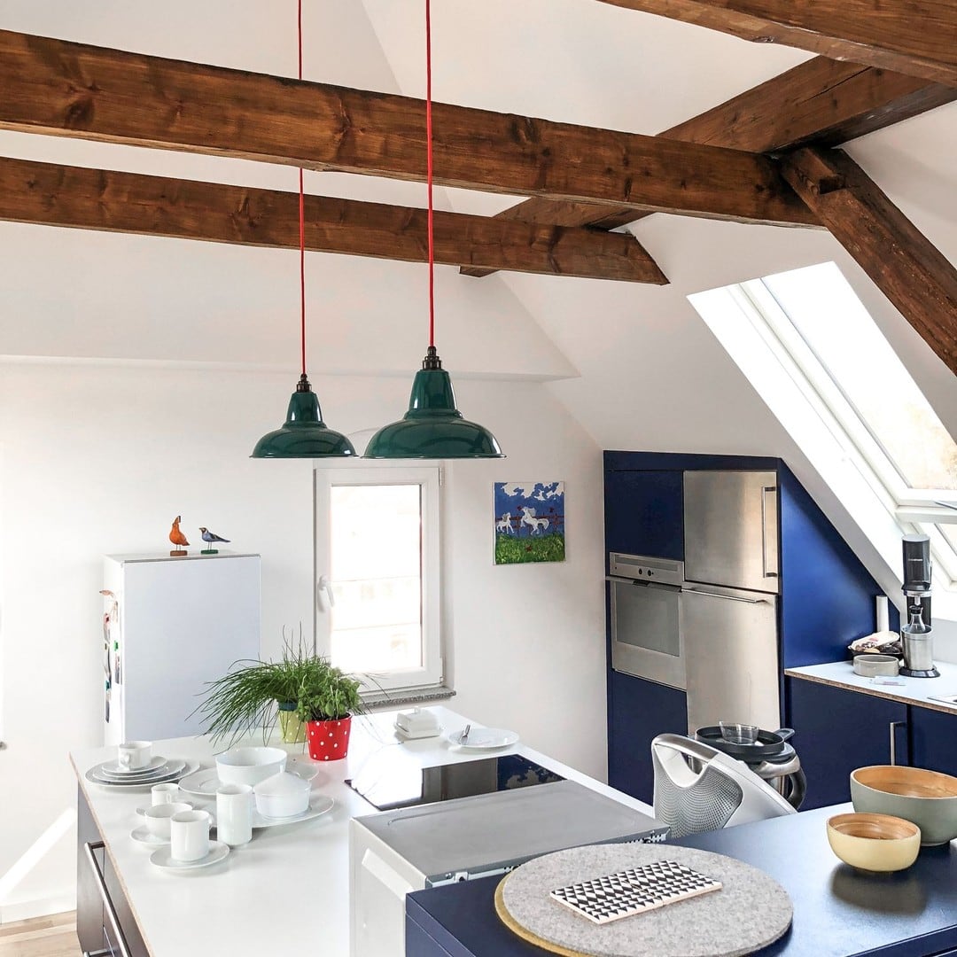 Einblick in die renovierte Küche von @maloja69. Toller Kontrast zwischen dem offenen Gebälk, der blauen Küchenfront und unserer moosgrünen Relight Newton Emaille-Lampe.