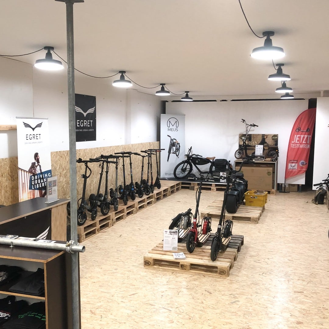 Die Kollegen von @escootershopcom haben Ihre Verkaufs- & Ausstellungsräume aufgepäppelt! Mit dabei sind unsere #Industrielampen aus emailliertem Stahlblech zur direkten Montage an der Decke. Dank der seitlichen Kabelauslässe konnten die #Leuchten mit einem Textilkabel verbunden werden, sodass auf eine Unterputz-Installation verzichtet werden konnte