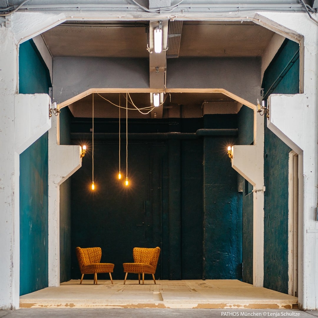 Für ein Bühnenbild braucht es manchmal nicht viel. Im Grünen Salon des PATHOS München reichen drei schlichte Pendellampen. Für den Lampenbau bedurfte es lediglich etwas #Textilkabel und ein paar unserer Vintagefassungen an dekorativen Lightstock LED-Lampen