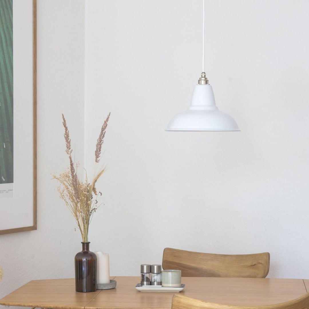 Unsere Relight Newton #Leuchte mit einem Reflektor (Ø 28cm) aus emailliertem Stahlblech in Weiß. Für alle, die Qualität und Langlebigkeit zu schätzen wissen. Mehr Farben und Varienten auf www.lightstock.de