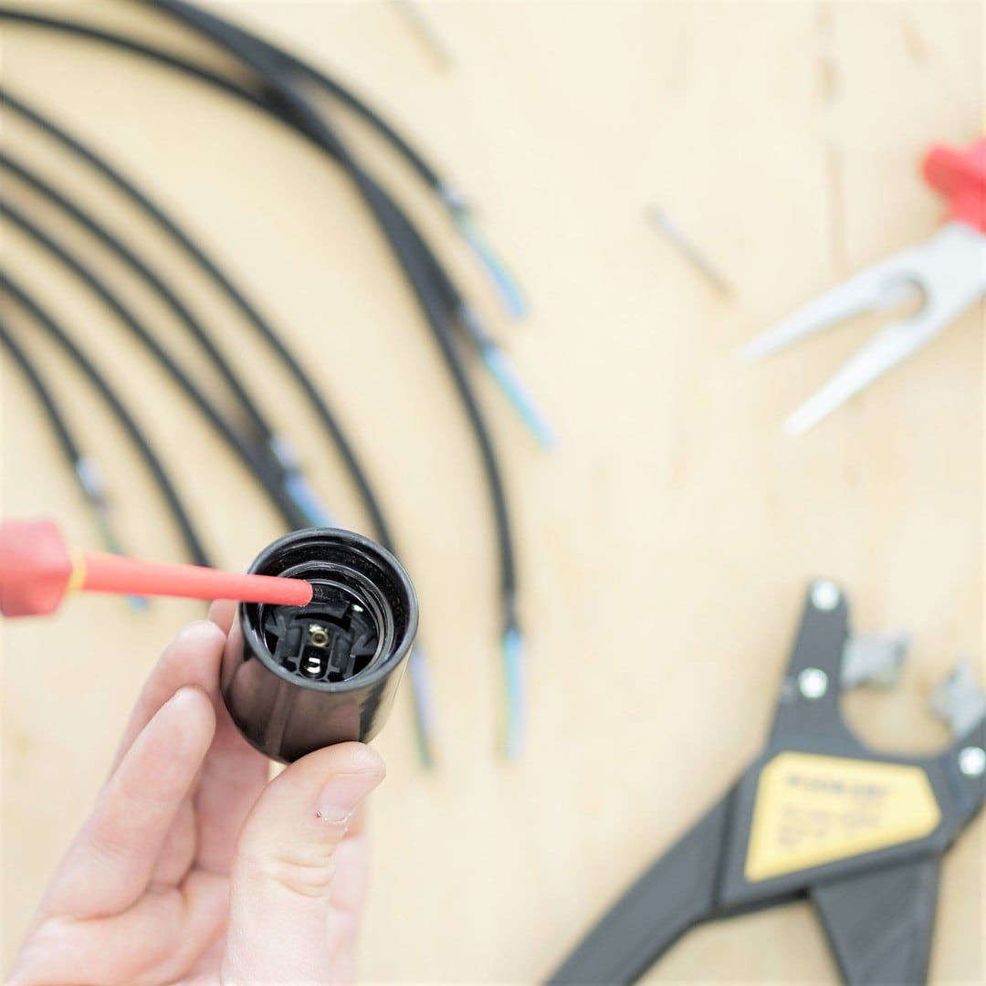 Wie bekomme ich meine Lampenfassung wieder auf? Diese Frage begegnet uns immer wieder. Das haben wir zum Anlass genommen unseren ersten Blogeintrag der Antwort zu widmen. Wie Sie die Fassung wieder aufbekommen erklären wir hier: www.lightstock.de/blog