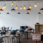Restaurant mit Industrielampen beleuchtet