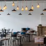 Restaurant mit Industrielampen beleuchtet