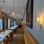 Wandfassung aus glasiertem Porzellan, 90° abgewinkelt im Esszimmer