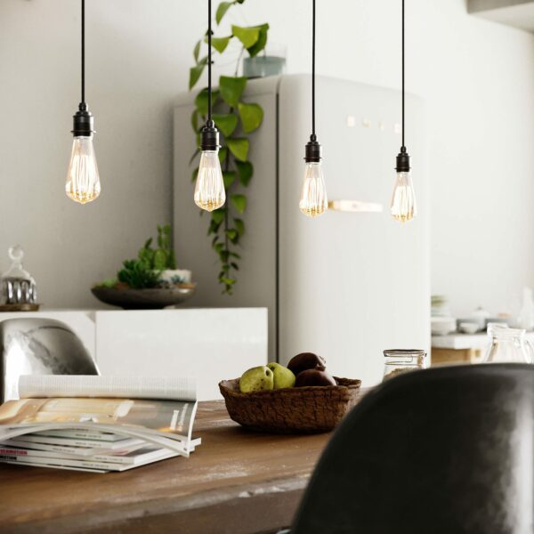 Nahaufnahme Vintage Lampenfassung E27 aus Messing inkl. 1 Gewindering mit Zugentlastung über dem Esstisch