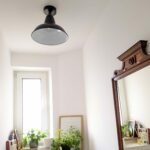 badezimmer-mit-deckenleuchte-vintage-aus-emailliertem-stahlblech-relight-newton