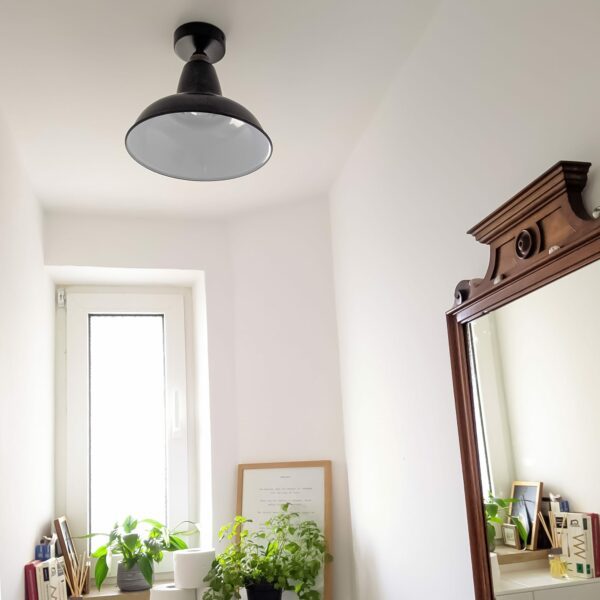 badezimmer-mit-deckenleuchte-vintage-aus-emailliertem-stahlblech-relight-newton