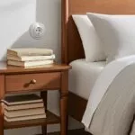 up1-weiss-im-holzschlafzimmer