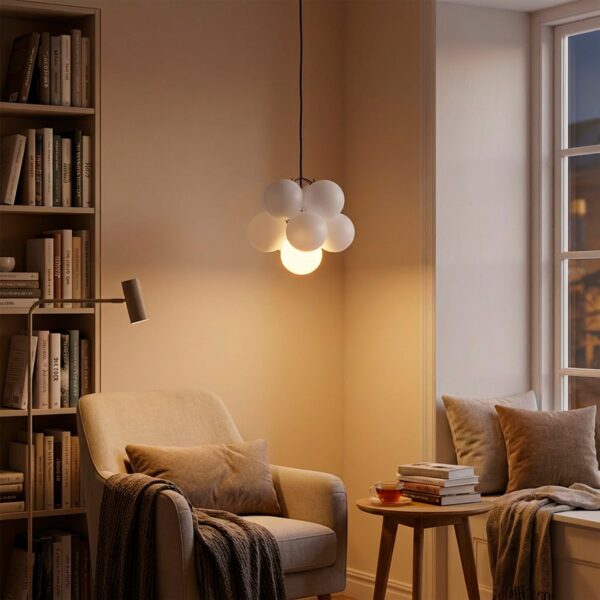 Relight Cluster One im Lesebereich mit eingeschaltetem Licht