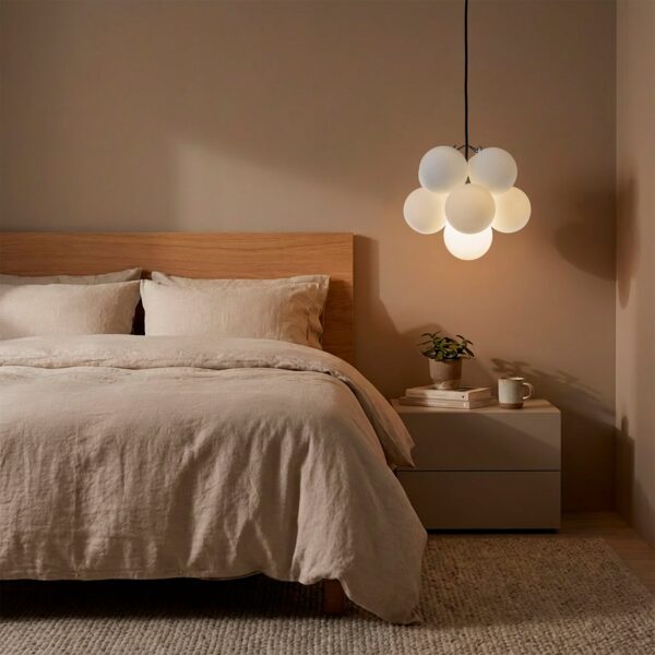 Relight Cluster one im Schlafzimmer mit eingeschaltetem Licht