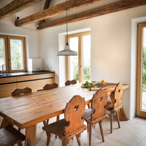 altes Haus mit Industrielampe