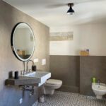 deckenleuchte-relight-bell-im-modernen-badezimmer