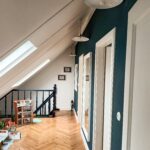 emaillierte-flache-industrielampe-im-flur