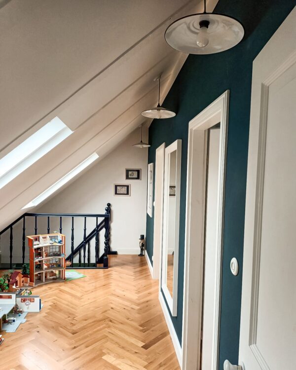 emaillierte-flache-industrielampe-im-flur