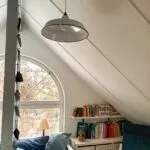 industrielampe-auf-dem-dachboden