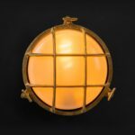 Relight Helios - Große E27 Outdoor-Leuchte aus massivem Messing mit Flügelmüttern eingeschaltetem Licht 2