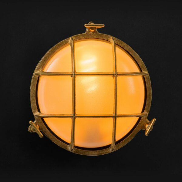 Relight Helios - Große E27 Outdoor-Leuchte aus massivem Messing mit Flügelmüttern eingeschaltetem Licht 2