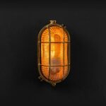 Relight Maia - E27 Outdoor-Bulkhead-Leuchte aus Messing eingeschaltetem Licht