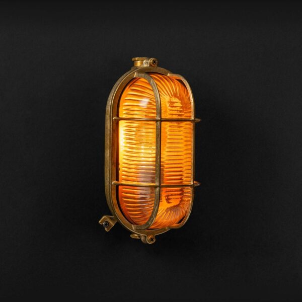 Relight Maia - E27 Outdoor-Bulkhead-Leuchte aus Messing eingeschaltetem Licht 2