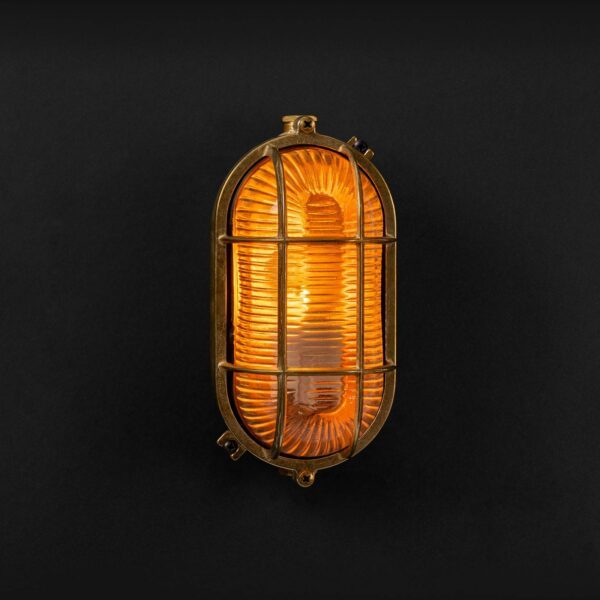 Relight Maia - E27 Outdoor-Bulkhead-Leuchte aus Messing eingeschaltetem Licht