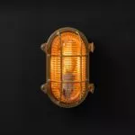 Relight Phoenix - E27 Outdoor-Bulkhead-Leuchte aus Messing, mit Flügelmuttern eingeschaltetem Licht