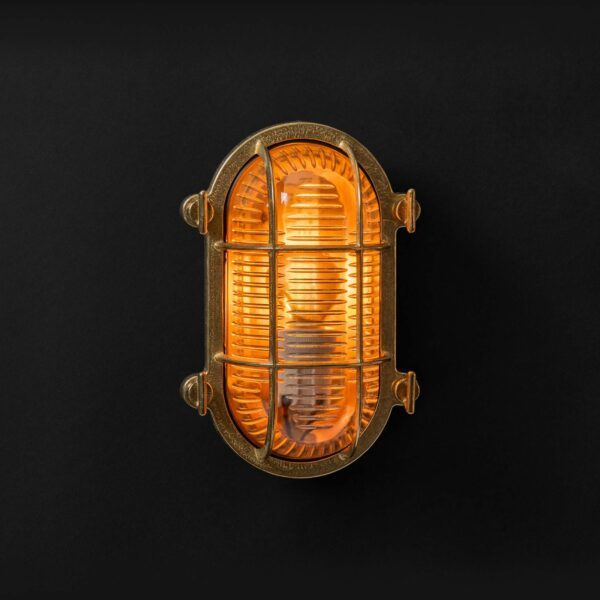 Relight Phoenix - E27 Outdoor-Bulkhead-Leuchte aus Messing, mit Flügelmuttern eingeschaltetem Licht