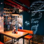 Stehtisch mit Industrielampe